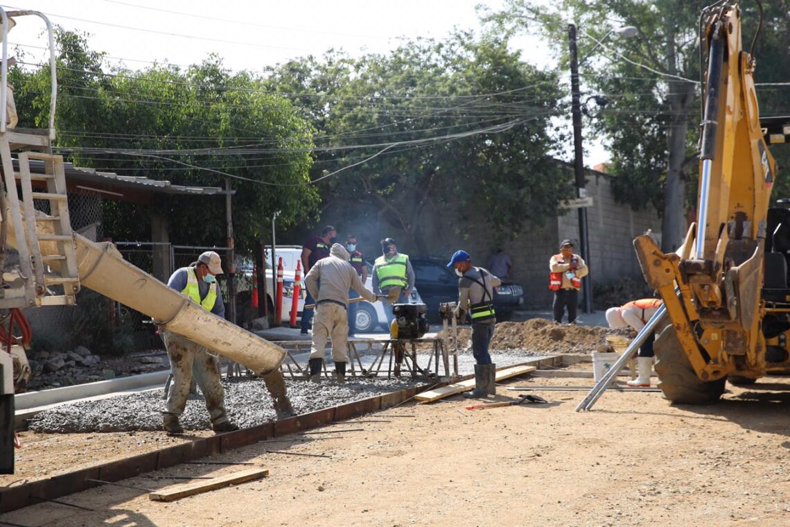 Pavimentan con concreto hidráulico en colonia Colas del Matamoros