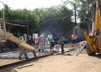 Pavimentan con concreto hidráulico en colonia Colas del Matamoros