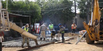 Pavimentan con concreto hidráulico en colonia Colas del Matamoros