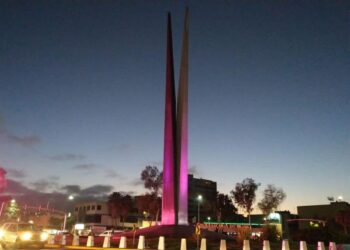 Encabeza alcaldesa iluminación iluminación del Monumento México