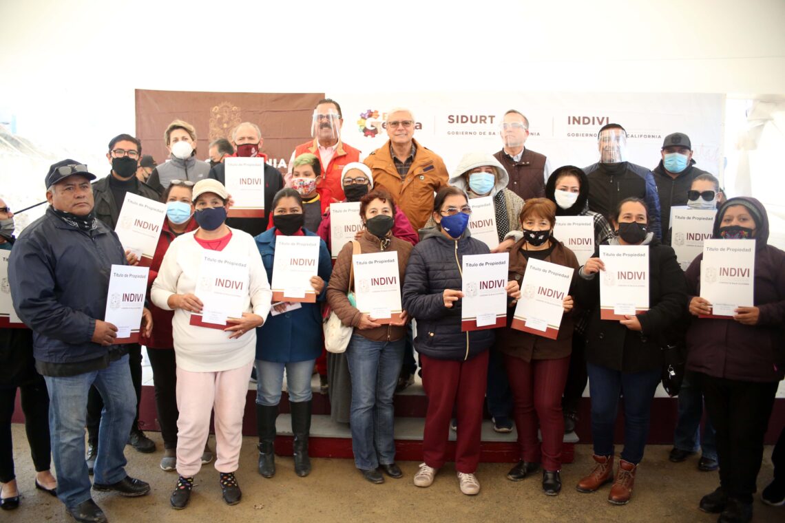 Entregan primeros 21 títulos de propiedad a damnificados de la Sánchez Taboada