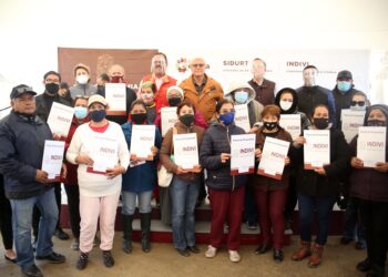 Entregan primeros 21 títulos de propiedad a damnificados de la Sánchez Taboada