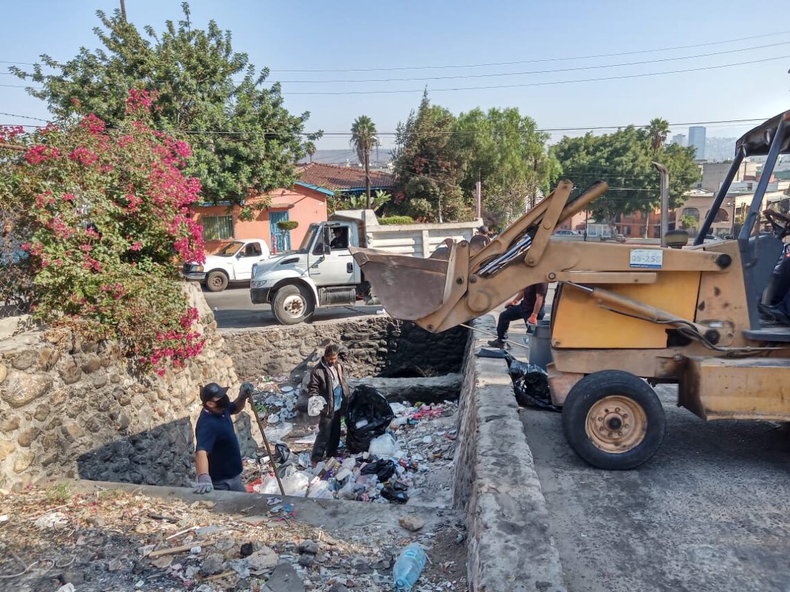 Retiran 20 toneladas de basura en rampas y puentes de la delegación Centro