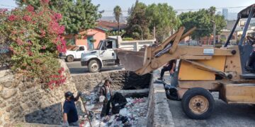Retiran 20 toneladas de basura en rampas y puentes de la delegación Centro