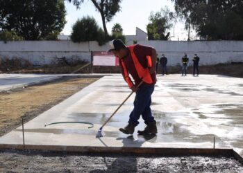 Supervisa alcalde construcción de cancha de usos múltiples en primaria 20 de noviembre
