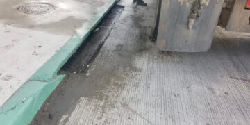 Limpian azolve de alcantarillas y bocas de tormenta en la delegación Centro