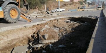 Atiende municipio socavón en bulevar Simón Bolivar