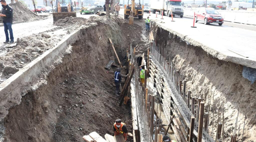 Trabajan en reparar daños por socavón en Vía Rápida Oriente