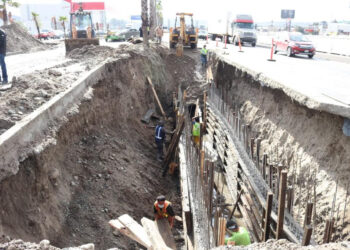 Trabajan en reparar daños por socavón en Vía Rápida Oriente