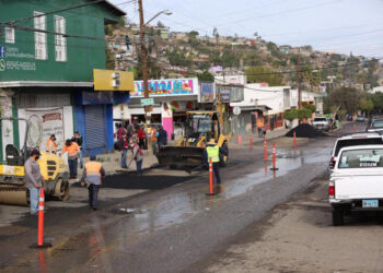 Realizan obras de bacheo en colonia Obrera