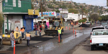 Realizan obras de bacheo en colonia Obrera