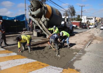Realizan obras de bacheo en el Panamericano