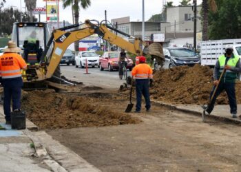 Realizan bacheo en bulevar Fundadores