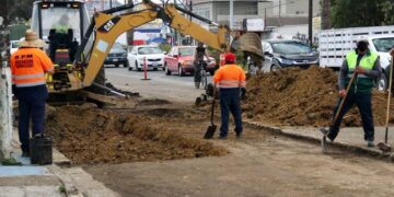 Realizan bacheo en bulevar Fundadores