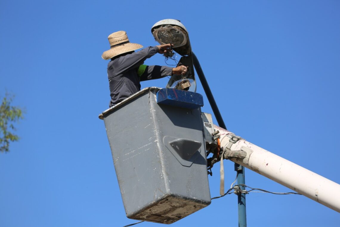 Continúan reparación de luminarias en Tijuana