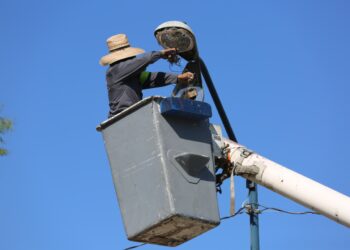 Continúan reparación de luminarias en Tijuana