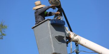 Continúan reparación de luminarias en Tijuana