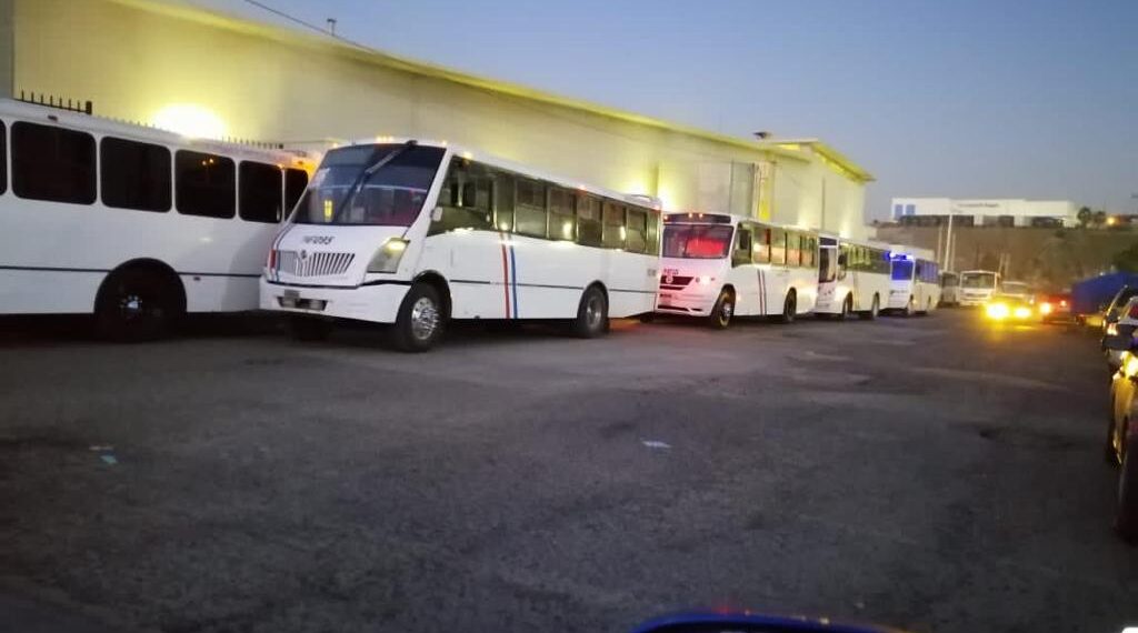 Piden detener caos vial provocado por transporte de personal en Ciudad Industrial