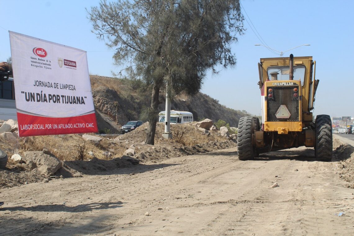 Apoya CMIC Tijuana en la limpieza del Bulevar 2000