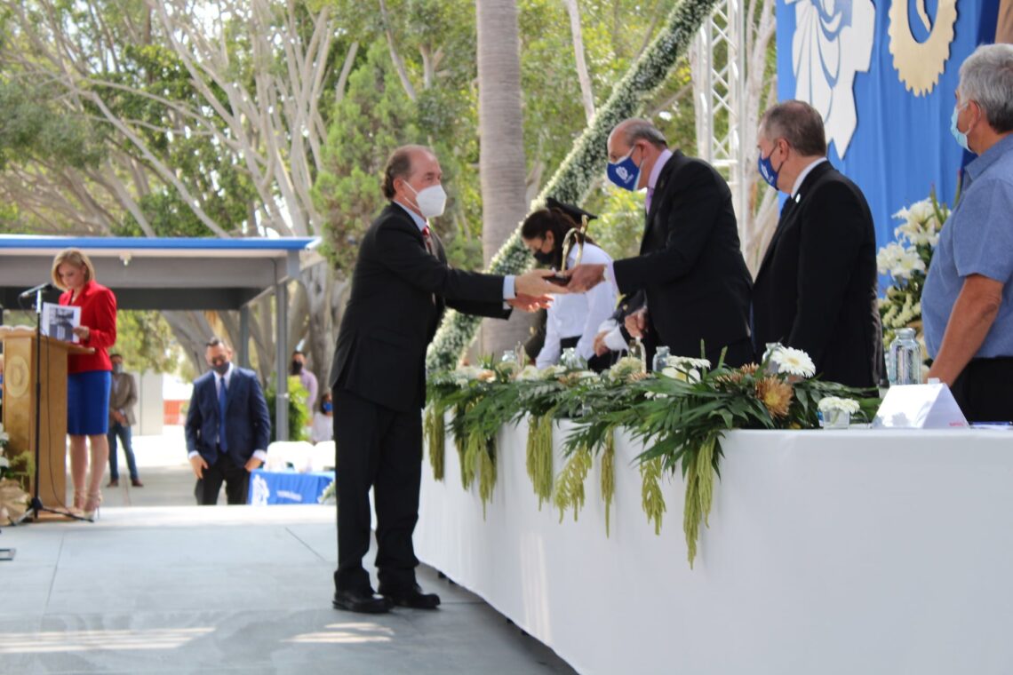 Condecoran a “El Archie” como “Galgo de Oro” del ITT en su 50 Aniversario