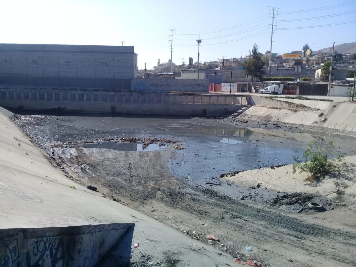 Continúan con limpieza de desarenadores en Tijuana