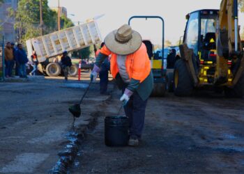 Inician bacheo en delegación Cerro Colorado