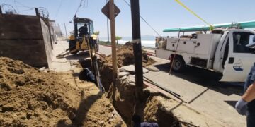 Trabajan en rehabilitar alcantarillado en Paseo Costero