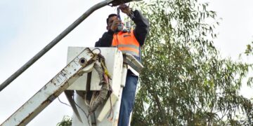 Reactivan instalación de luminarias con «Kilómetros de Luz»