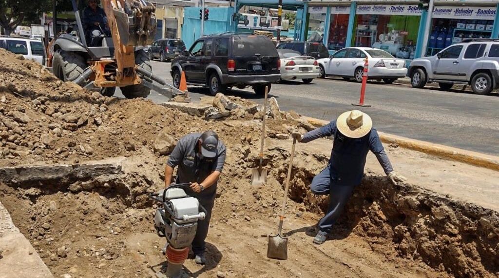 Reparan red de alcantarillado en Zona Centro