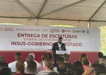 Entregan escrituras a colonos de la Tijuana Progreso