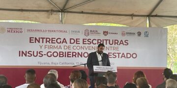 Entregan escrituras a colonos de la Tijuana Progreso