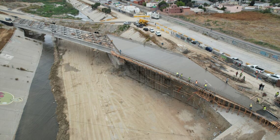 Inician colado de losas de rodamiento en Puente Los Olivos