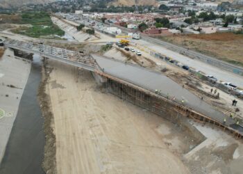 Inician colado de losas de rodamiento en Puente Los Olivos