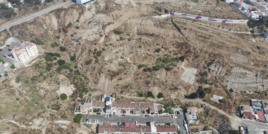 Por colapso de ladera desalojan 15 viviendas en Colinas del Rey