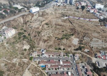 Por colapso de ladera desalojan 15 viviendas en Colinas del Rey
