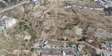 Por colapso de ladera desalojan 15 viviendas en Colinas del Rey