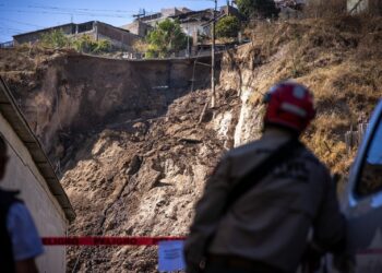 Atienden deslizamiento en Camino Verde