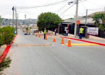 Gestiona síndico de Tijuana señalización vial en alrededores de Telesecundaria #24