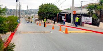 Gestiona síndico de Tijuana señalización vial en alrededores de Telesecundaria #24