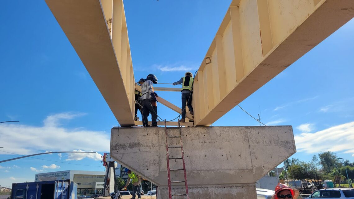 Instalan primeras vigas del puente vial Río Nuevo y Eje Central, en Mexicali