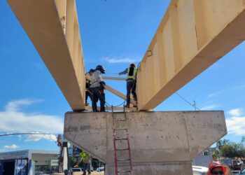 Instalan primeras vigas del puente vial Río Nuevo y Eje Central, en Mexicali