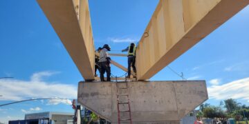 Instalan primeras vigas del puente vial Río Nuevo y Eje Central, en Mexicali