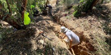 En rehabilitación alcantarillado sanitario en vialidad de colonia Soler