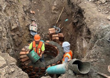 Introduce Cespt alcantarillado en Colinas del Sol