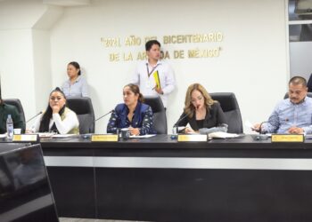 Exhortan a empresas a retirar de la vía pública cableado y postes en desuso