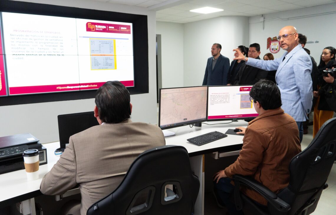 Supervisa alcalde de Tijuana el Centro de Gestión de Semáforos