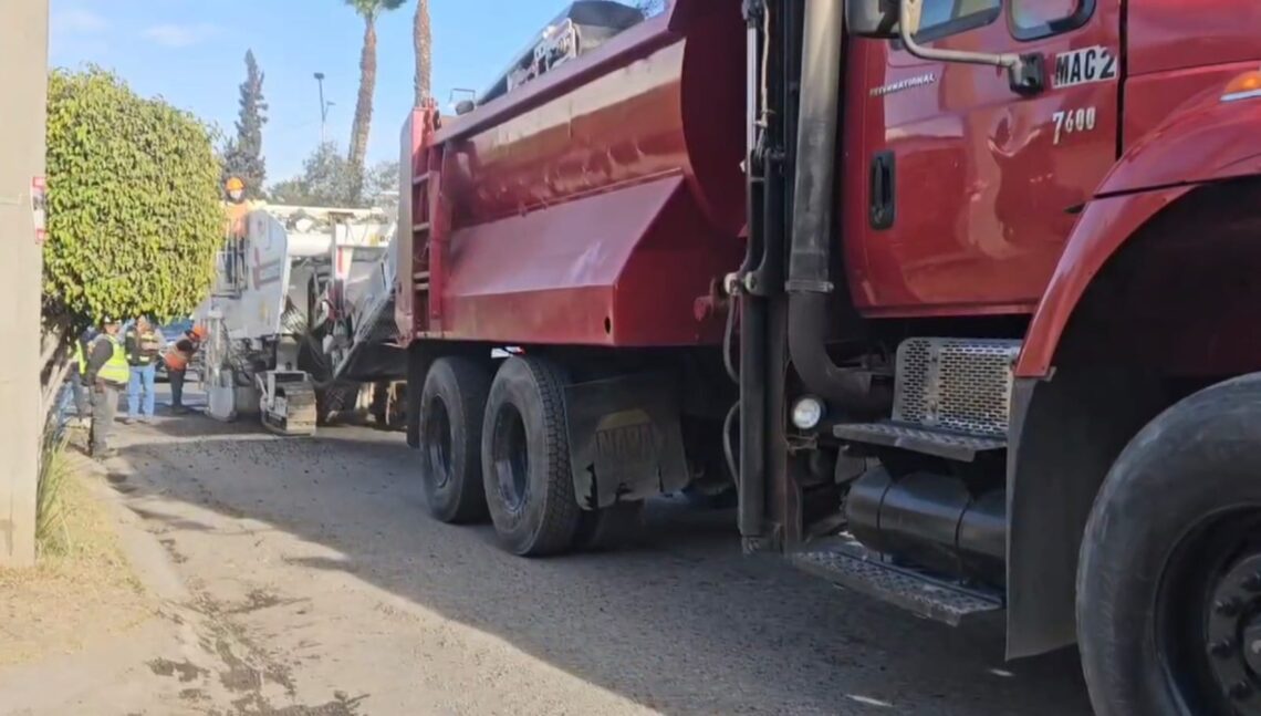 Inician trabajos de mantenimiento vial en Lomas de Agua Caliente