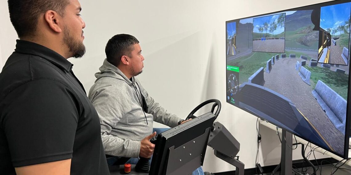 Capacitan a operadores de maquinaria pesada ante déficit en la construcción