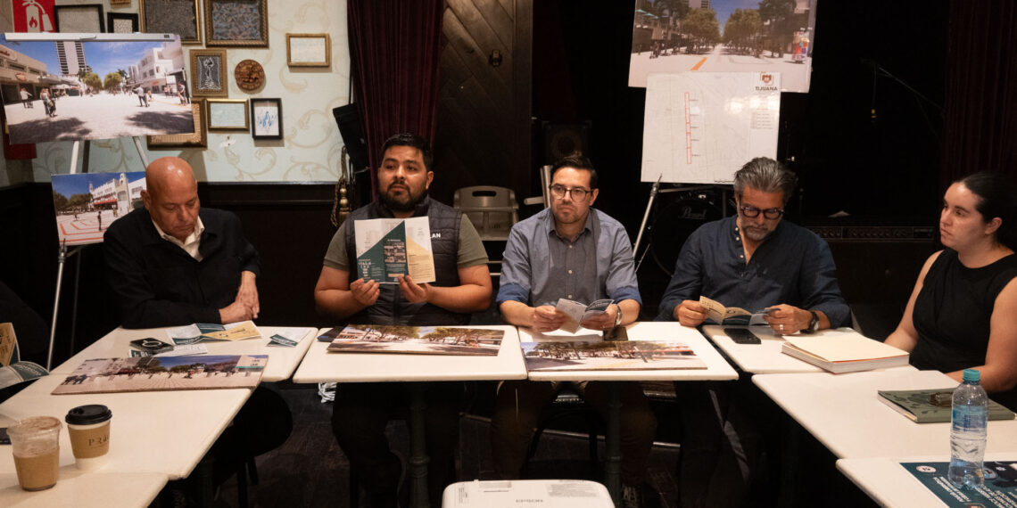 Exponen proyecto de peatonalización de «La Revu» a locatarios y comerciantes