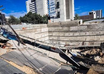 Supervisan trabajos de reparación y limpieza en zona afectada por colapso de muro en calle 10